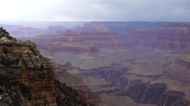 Nehir vadisi ve kızıl kayaların panoramik manzarası. Arizona, ABD 'deki Colorado nehri ile Grand Canyon Ulusal Parkı.