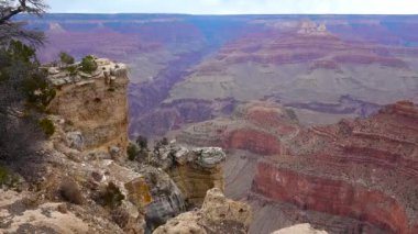 Nehir vadisi ve kızıl kayaların panoramik manzarası. Arizona, ABD 'deki Colorado nehri ile Grand Canyon Ulusal Parkı.