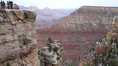 Nehir vadisi ve kızıl kayaların panoramik manzarası. Arizona, ABD 'deki Colorado nehri ile Grand Canyon Ulusal Parkı.