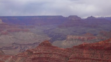 Nehir vadisi ve kızıl kayaların panoramik manzarası. Arizona, ABD 'deki Colorado nehri ile Grand Canyon Ulusal Parkı.