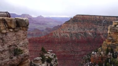 Nehir vadisi ve kızıl kayaların panoramik manzarası. Arizona, ABD 'deki Colorado nehri ile Grand Canyon Ulusal Parkı.
