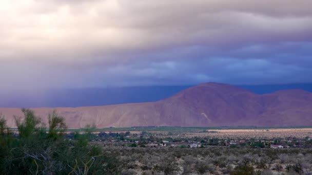 Gewitter Über Den Bergen Violette Wolken Sonnenuntergang Beschleunigt — Stockvideo