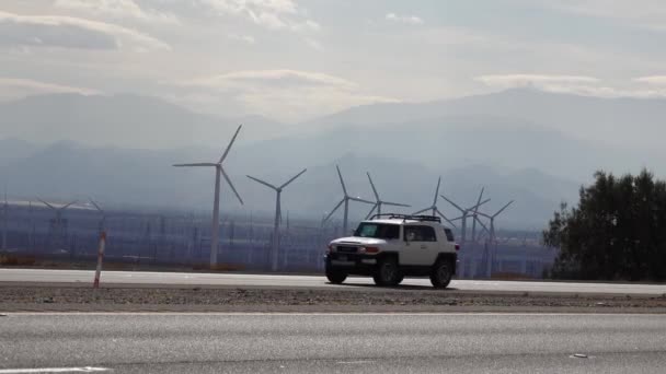 風力タービン発電の視点 カリフォルニア州パームスプリングスの風力発電所の砂漠に広がる巨大な風力タービンの巨大な配列 — ストック動画