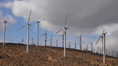 Elektrik üreten rüzgar türbinlerinin görüntüsü. Palm Springs, Kaliforniya 'daki çölü boyunca yayılan devasa rüzgar türbinleri.