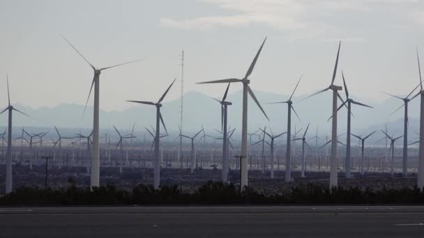 風力タービン発電の視点 カリフォルニア州パームスプリングスの風力発電所の砂漠に広がる巨大な風力タービンの巨大な配列 — ストック動画