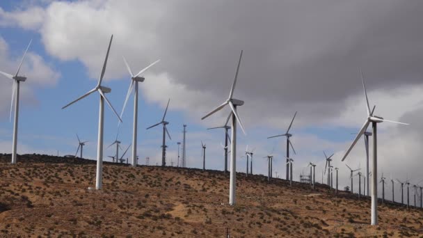 Vista Las Turbinas Eólicas Que Generan Electricidad Amplia Gama Gigantescas — Vídeo de stock