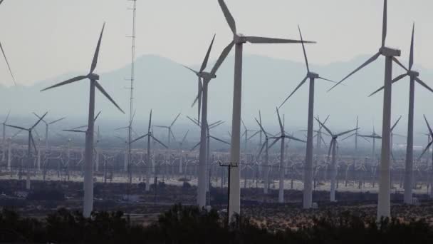 Vista Las Turbinas Eólicas Que Generan Electricidad Amplia Gama Gigantescas — Vídeos de Stock
