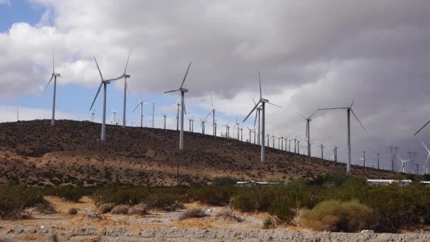 Άποψη Των Ανεμογεννητριών Παραγωγής Ηλεκτρικής Ενέργειας Τεράστια Σειρά Από Γιγαντιαίες — Αρχείο Βίντεο