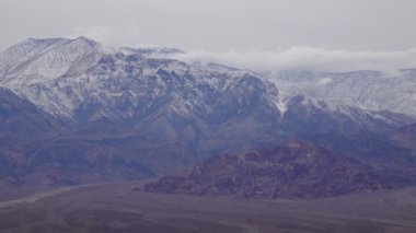 Sierra Nevada Dağları Ölüm Vadisi Ulusal Parkı 'nda Kar Altında