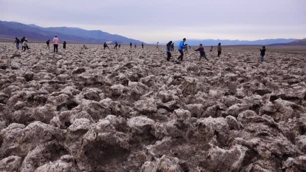 California Usa Νοεμβριου 2019 Τουρίστες Περπατούν Στο Αλάτι Αλατικοί Σχηματισμοί — Αρχείο Βίντεο