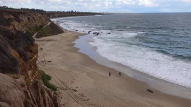 Malibu bölgesindeki Pasifik Okyanusu 'nun kumlu kıyılarında büyük dalgalar kıyıya vuruyor..