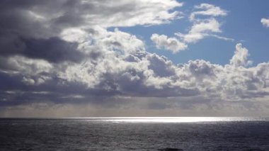 Pasifik Okyanusu üzerinde gökyüzünde beyaz bulutlar, Kaliforniya