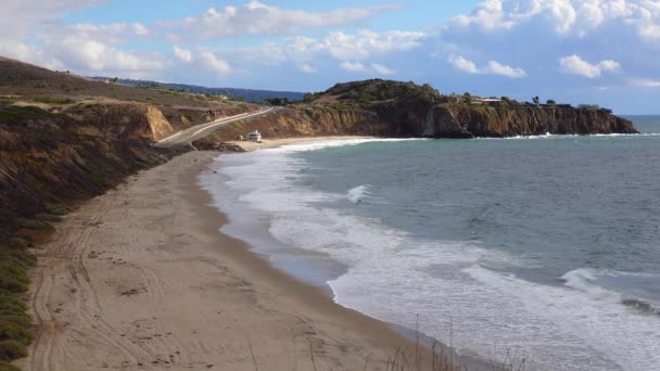 Sandy Coast Pacific Ocean Malibu Area Large Waves Roll Ashore — Stock Video