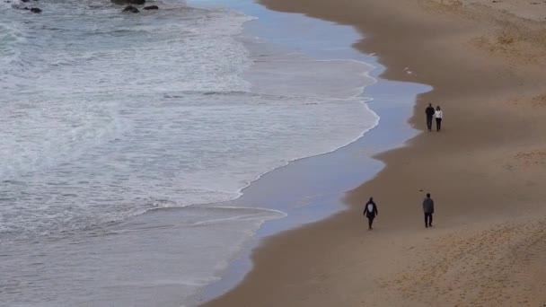 加利福尼亚 2019年11月28日 人们沿着海洋行走 在太平洋沙质海岸的马里布地区 大浪滚到了岸上 — 图库视频影像