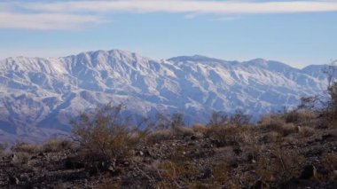 Sierra Nevada Dağları Ölüm Vadisi Ulusal Parkı 'nda Kar Altında