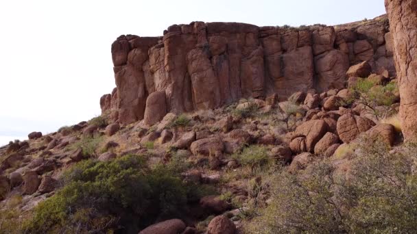 山地侵蚀形成红山砂岩 沙漠景观 亚利桑那州 凤凰城社区 — 图库视频影像