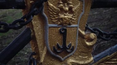 Odessa 'nın eski arması Opera ve Bale Tiyatrosu' nun yanındaki dökme demir merdivenlerde.