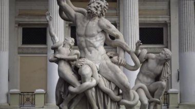 Ukrayna, ODESSA - 03 Ocak 2019: Anıt. Laokoon heykeli, Odessa Arkeoloji Müzesi 'nin önündeki Odessa' ya (Ukrayna) yerleştirilen Laokoon ve oğullarının ünlü heykelinin bir kopyası olan mermer bir heykeldir.