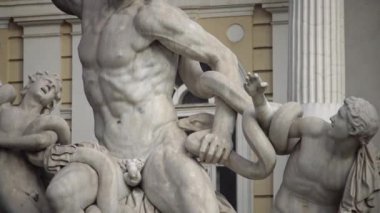 Ukrayna, ODESSA - 03 Ocak 2019: Anıt. Laokoon heykeli, Odessa Arkeoloji Müzesi 'nin önündeki Odessa' ya (Ukrayna) yerleştirilen Laokoon ve oğullarının ünlü heykelinin bir kopyası olan mermer bir heykeldir.