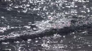 Güneşin sudaki parlaklığı, dalgalar Odessa, Ukrayna 'da deniz kıyısında yuvarlanıyor.