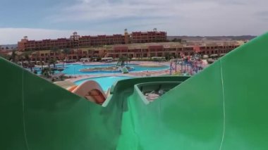 Mısır, Abu Dabb - 16 Mart 2019: Bir insan bir su birikintisinden kayıp bir su birikintisine düşer. Mısır, otel 