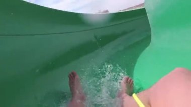 Mısır, Abu Dabb - 16 Mart 2019: Bir insan bir su birikintisinden kayıp bir su birikintisine düşer. Mısır, otel 