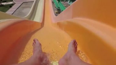 Mısır, Abu Dabb - 16 Mart 2019: Bir insan bir su birikintisinden kayıp bir su birikintisine düşer. Mısır, otel 