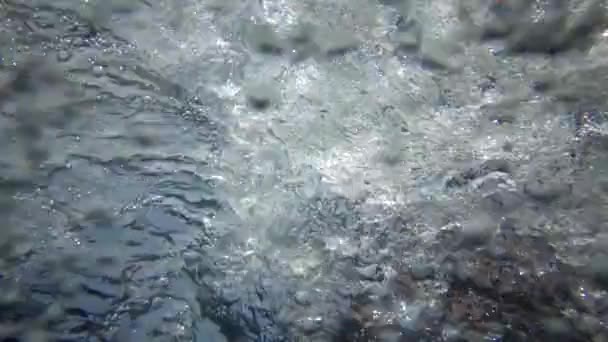Δύτης Πηδά Στο Νερό Από Μια Βάρκα Φυσαλίδες Αέρα Από — Αρχείο Βίντεο