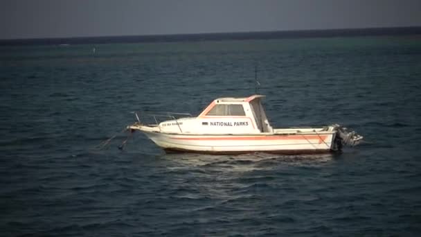 Egypte, Abu Dabb - 21 mai 2019 : Bateau de pêcheur en bois dans la mer Rouge près du récif corallien 