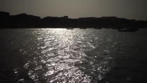 Egypten Abu Dabb Maj 2019 Båtar Lysande Bakgrund Reflektion Solvattnet — Stockvideo