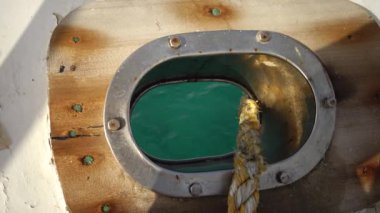 Yatın demirleme halatı, mavi su aşağıda parlıyor, Marsa Alam, Abu Dabab, Mısır