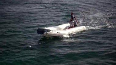 Mısır, Abu Dabb - 29 Mayıs 2019: Kızıldeniz 'de tüplü dalış sırasında şişme lastik bot sağlayan