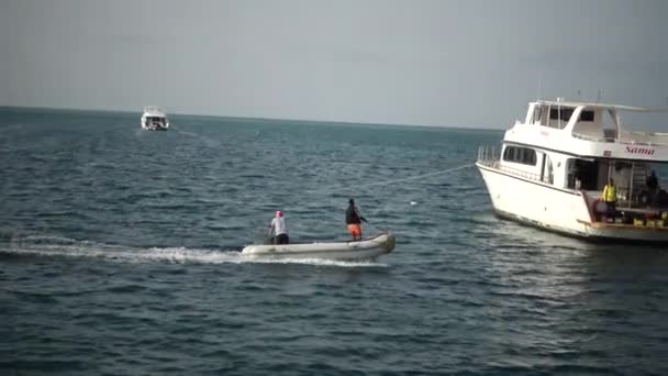 エジプト アブダビ 2019年5月29日 紅海でのスキューバダイビング中にダイバーを提供するインフレータブルゴムボート — ストック動画