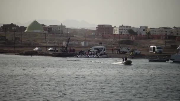 Egypte Abu Dabb Mei 2019 Opblaasbare Rubberboot Met Duikers Tijdens — Stockvideo