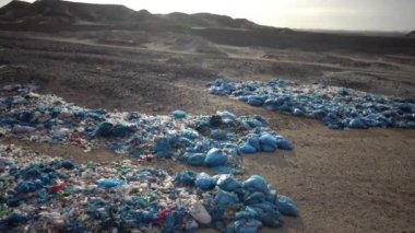 Mısır, dağlarda bir çöplük, polietilen, şişeler, paslı kutular, kağıt torbalar. Doğanın kirliliği, Marsa Alam