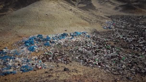 Egypt Smetiště Horách Polyethylen Láhve Rezavé Plechovky Papírové Sáčky Znečištění — Stock video