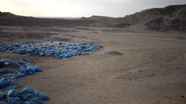 Egypten Soptipp Bergen Polyeten Flaskor Rostiga Burkar Papperspåsar Naturföroreningar Marsa — Stockvideo