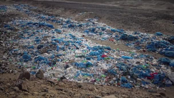 Egypt Garbage Dump Mountains Polyethylene Bottles Rusty Cans Paper Bags — Stock Video