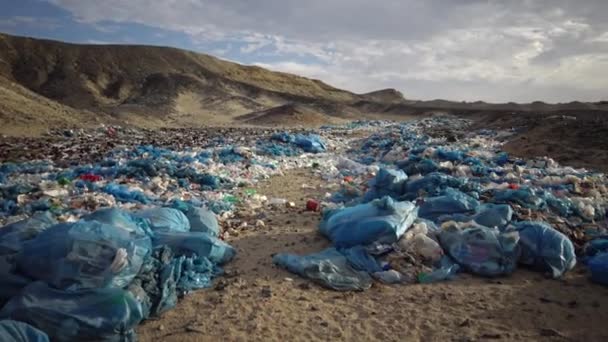 Єгипет Сміттєзвалище Горах Поліетилен Пляшки Іржаві Банки Паперові Сумки Забруднення — стокове відео