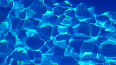 Havuzda su var, güneş ışığı yansıyor, dalgalar. Yansıma ve parlama. Güneş Havuzdaki Suda Parlıyor