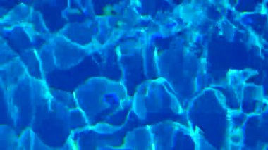 Havuzda su var, güneş ışığı yansıyor, dalgalar. Yansıma ve parlama. Güneş Havuzdaki Suda Parlıyor