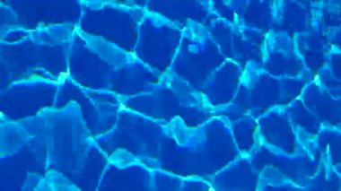 Havuzda su var, güneş ışığı yansıyor, dalgalar. Yansıma ve parlama. Güneş Havuzdaki Suda Parlıyor