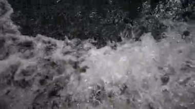 Zevk teknesinin omurgasından su kaynıyor. Mısır 'ın Lüksör kentindeki Nil nehri üzerinde turistik tekne