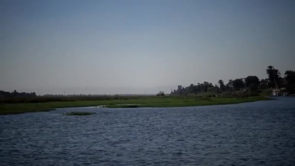Luxor Egypt Апреля 2019 Года Туристическая Лодка Реке Нил Луксоре — стоковое видео