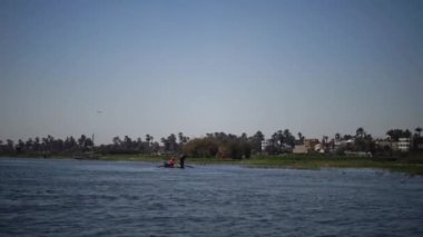 Nil Nehri, Luxor 'da küçük bir teknede balık tutan Mısırlı balıkçılar.