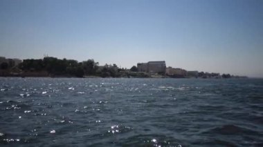 LUXOR, EGYPT - 5 Nisan 2019: Luxor, Mısır 'daki Nil Nehri' ndeki bir tekneden sahili görmek