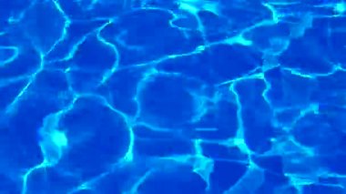 Havuzda su var, güneş ışığı yansıyor, dalgalar. Yansıma ve parlama. Güneş Havuzdaki Suda Parlıyor.