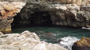 Karadeniz kıyısında kayalık kıyı, deniz mağarası, mağara, Bulgaristan, Tyulenovo