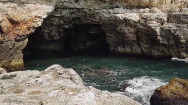 Karadeniz kıyısında kayalık kıyı, deniz mağarası, mağara, Bulgaristan, Tyulenovo