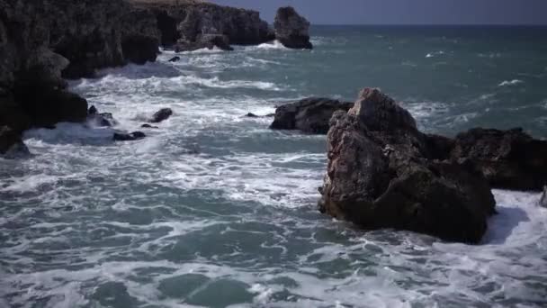 Буря Морі Великі Хвилі Розбиваються Скелястий Берег Біла Піна Воді — стокове відео